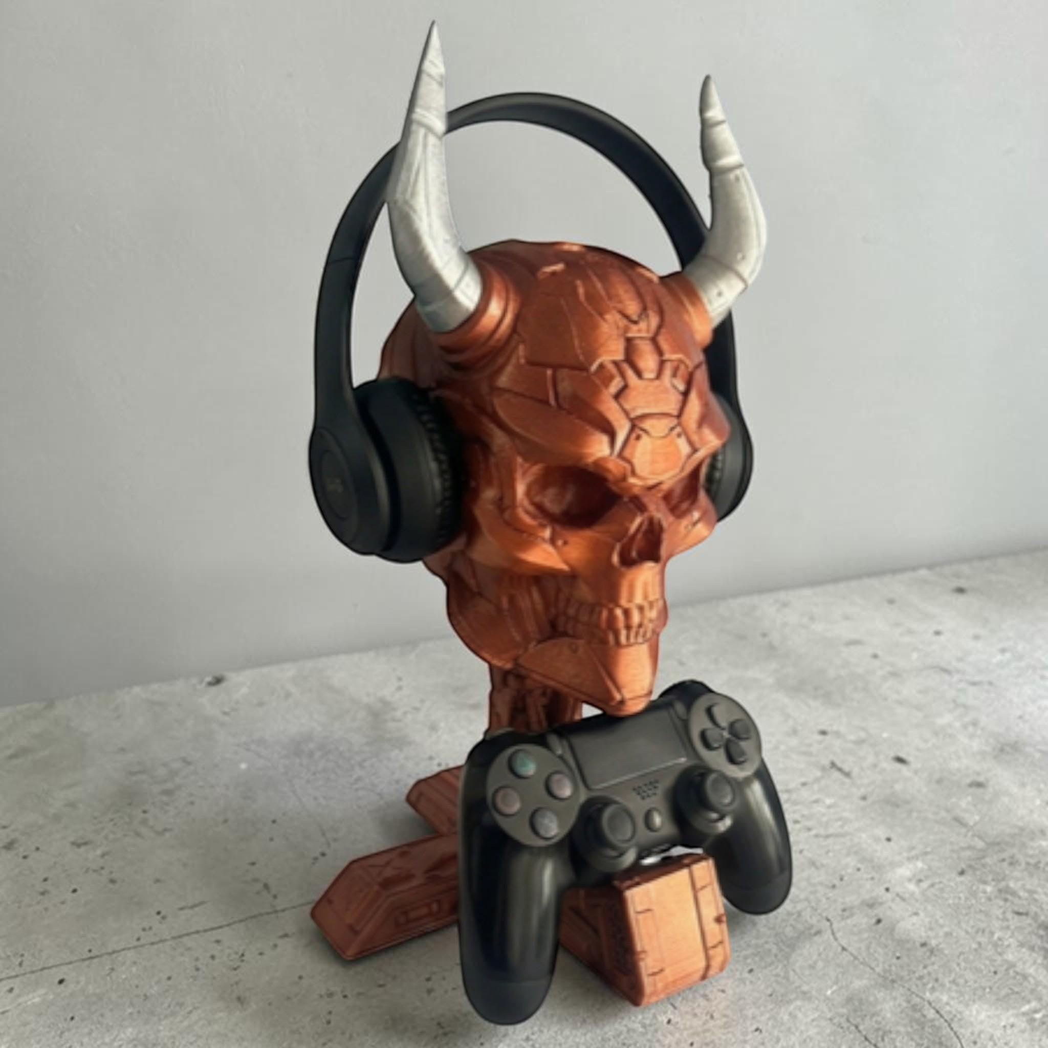 Happy3dWorld copper cyberpunk skull headset and controller stand with silver horns on a desk