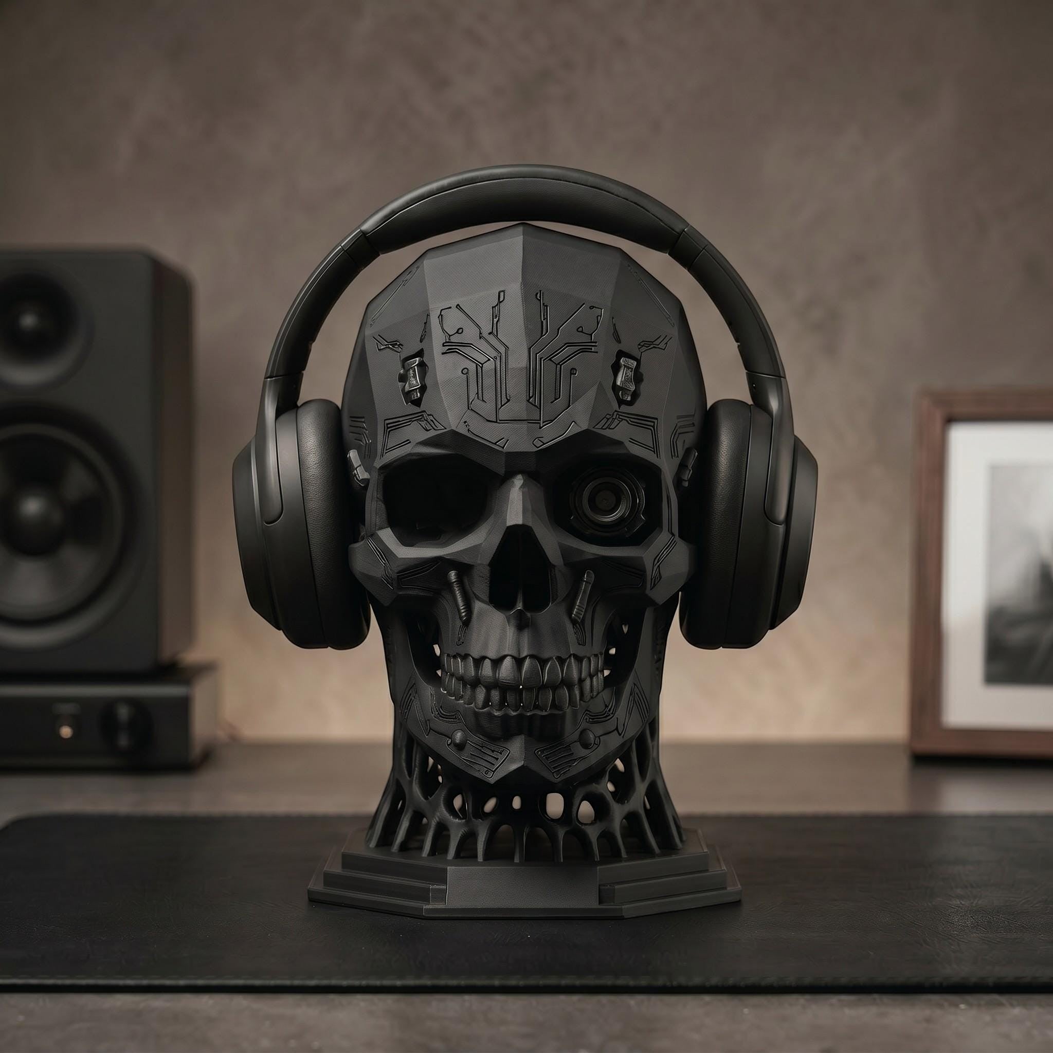 Mechanical Skull Headset Holder – Cyberpunk Bio-Mechanical Desk Stand – 3D printed headphone stand detail 5