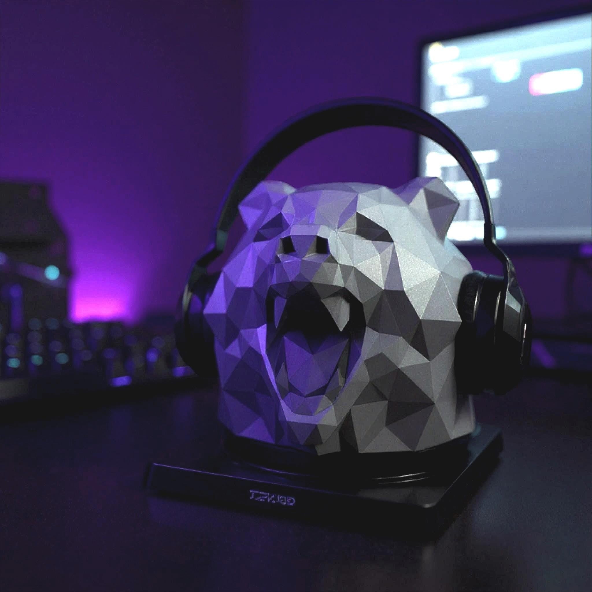 Low-Poly Bear Headphone Holder – Modern Desk Decor – 3D printed headphone stand detail 3