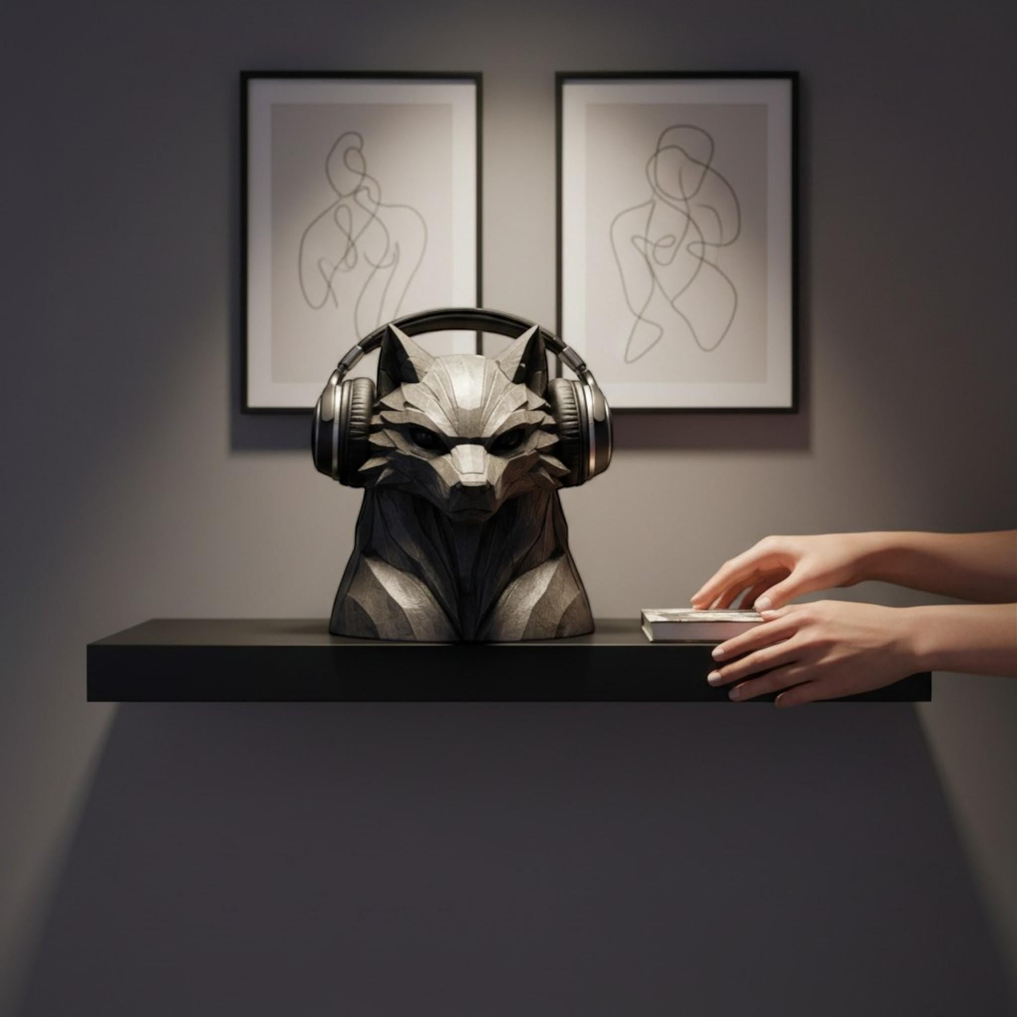 Geometric Wolf Headphone Stand – Compact Low-Poly Desk Organizer – 3D printed headphone stand detail 5
